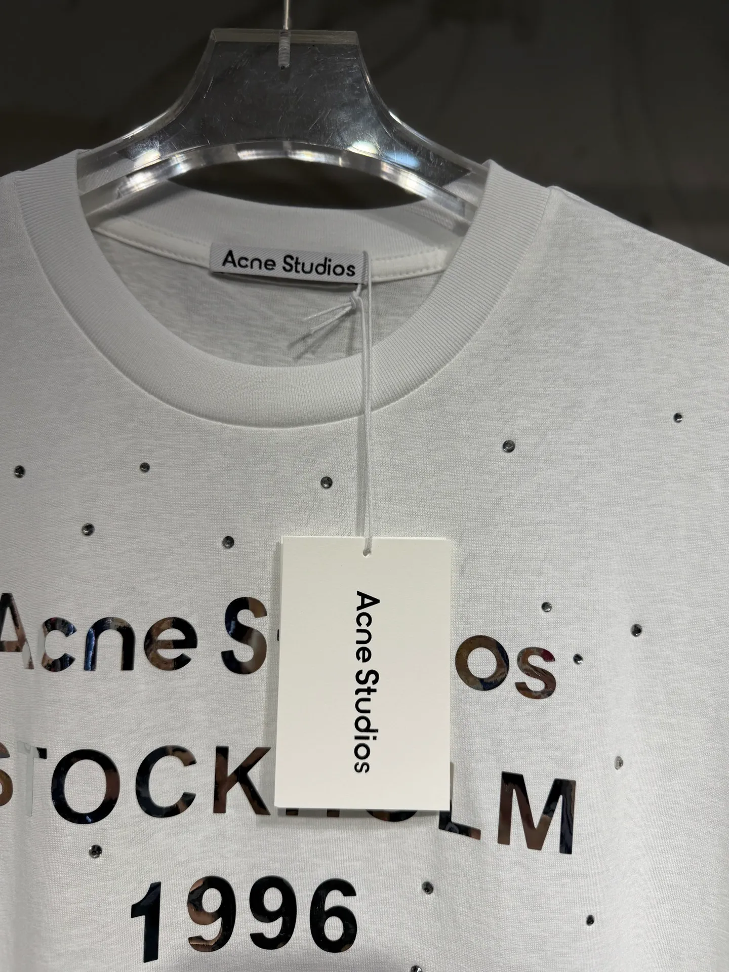 Acne Studios New Arrival North America Limited Laser Silver Series Hot Diamond T-Shirt Acne Studios Highest Version Short Sleeve Series Short Sleeve T-shirt I can't help but love the T os version. It is not picky. The snowflake cotton fabric feels soft and smooth and is not easy to wash. The fabric has been treated so it is stronger than the Quality counter. It can be used as sun protection clothing in summer. The same fabric as the original one is relatively thin. The feel and count are in place. The yellowing effect is cool and the printing effect is also in place. Details are online See comparison 1 color four sizes #short-sleeved t-shirt # #acne Color: White Black Size: S M LXL
